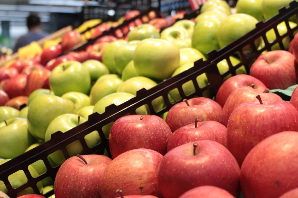 市場で新鮮なりんごが売られている画像
